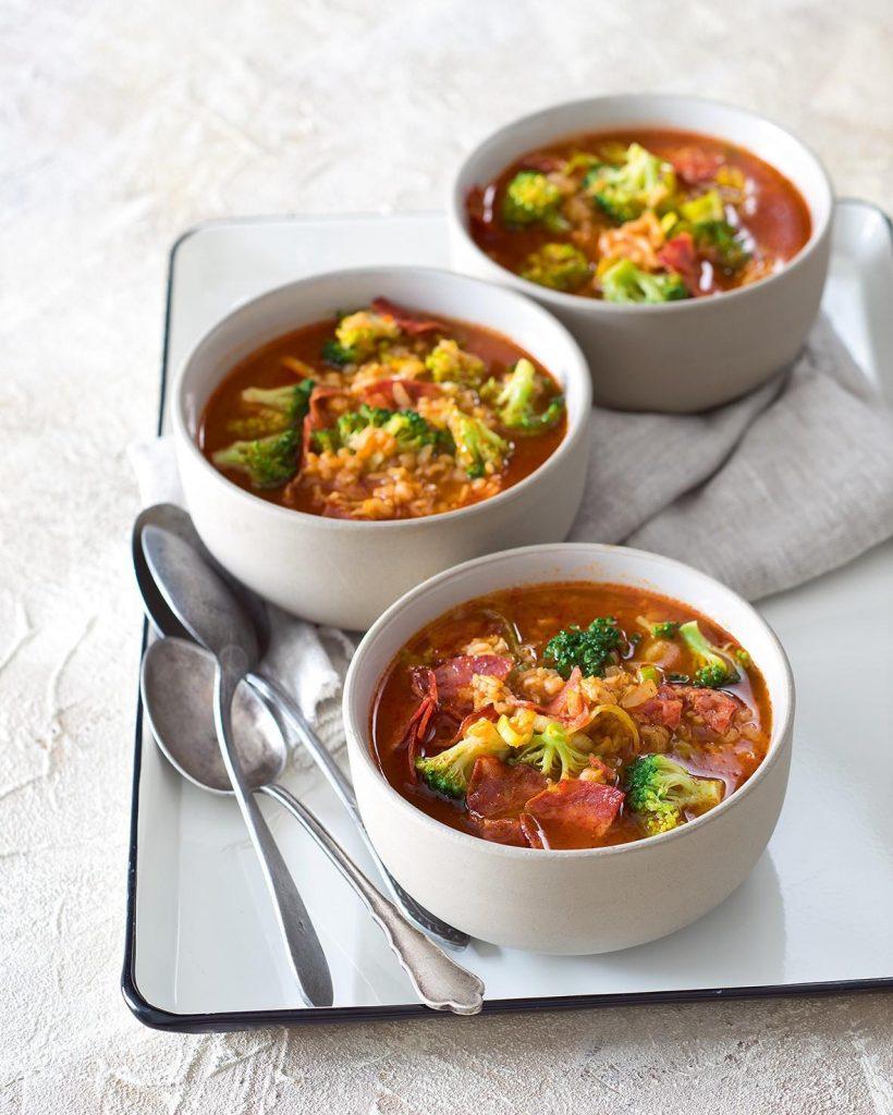 polievka so salámou chorizo a brokolicou